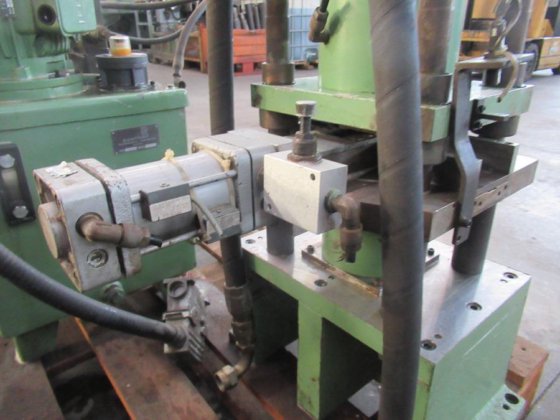 SASSI - 四本柱プレス