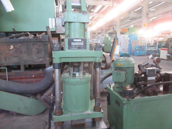 SASSI - 四本柱プレス