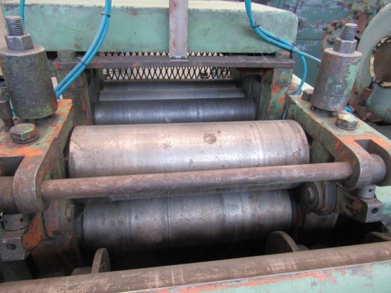 1996 --- - 矫直机，带托架卷筒