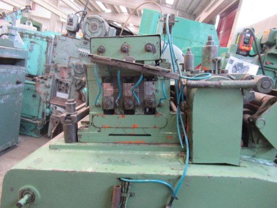 1996 --- - 矫直机，带托架卷筒