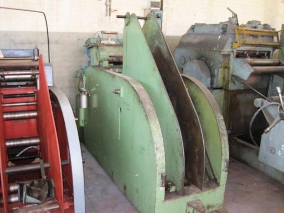 1996 --- - 矫直机，带托架卷筒