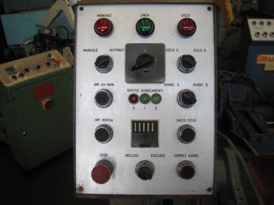 1980 MOMAC RM 270 自动带锯机