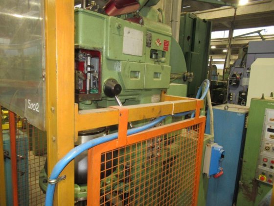 ZUCCA CIELO T 30 电动攻丝机放置在底座上