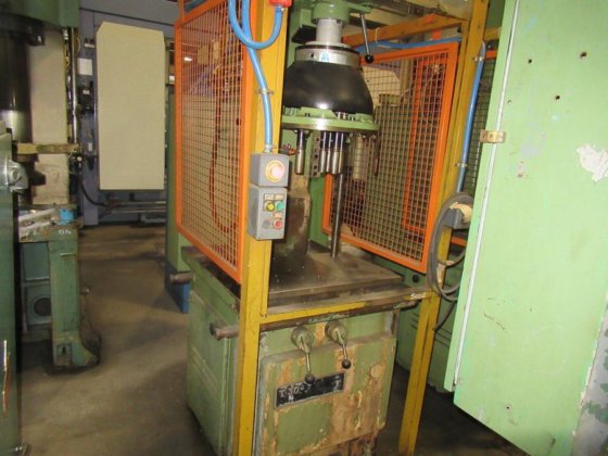 ZUCCA CIELO T 30 电动攻丝机放置在底座上