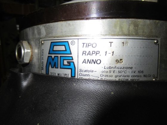 ZUCCA CIELO T 30 电动攻丝机放置在底座上