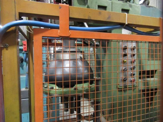 ZUCCA CIELO T 30 电动攻丝机放置在底座上