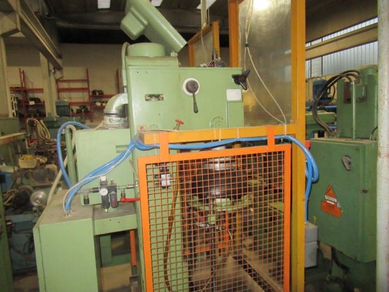 ZUCCA CIELO T 30 电动攻丝机放置在底座上