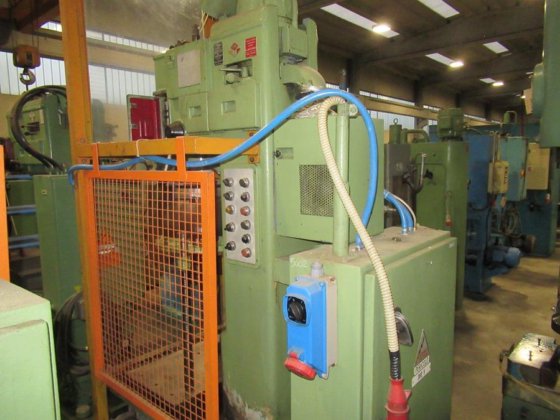 ZUCCA CIELO T 30 电动攻丝机放置在底座上