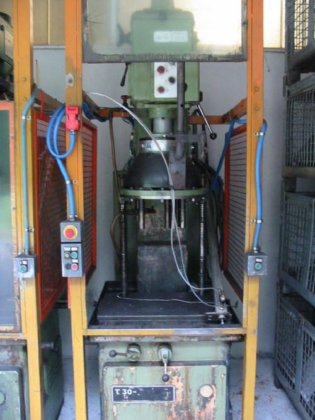 ZUCCA CIELO T 30 电动攻丝机放置在底座上