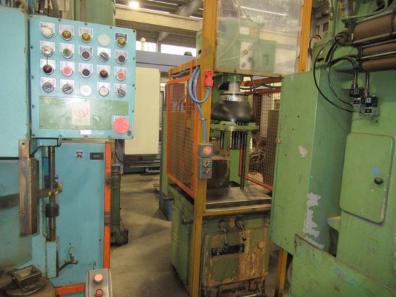 ZUCCA CIELO T 30 电动攻丝机放置在底座上