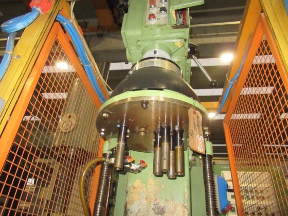 ZUCCA CIELO T 30 电动攻丝机放置在底座上