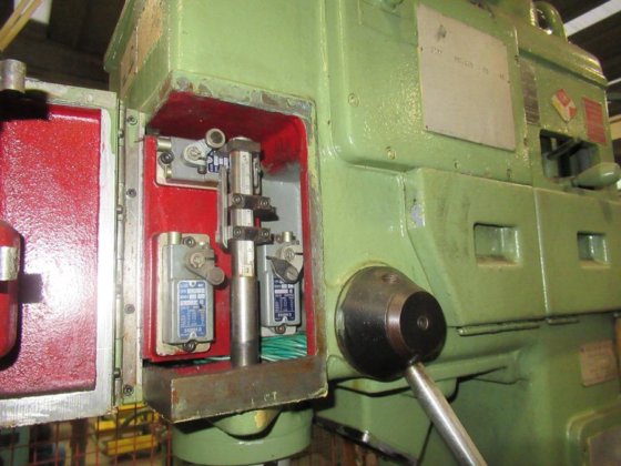 ZUCCA CIELO T 30 电动攻丝机放置在底座上