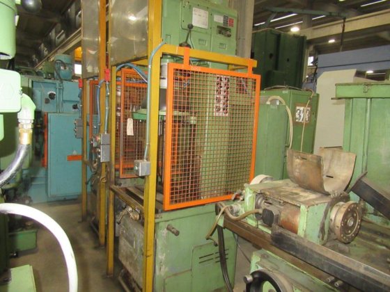 ZUCCA CIELO T 30 电动攻丝机放置在底座上