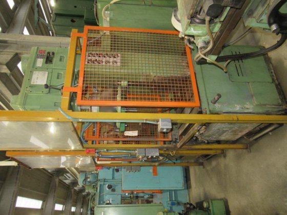 ZUCCA CIELO T 30 电动攻丝机放置在底座上