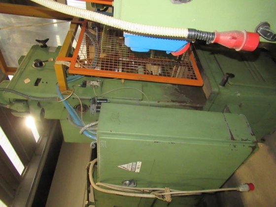 ZUCCA CIELO T 30 电动攻丝机放置在底座上