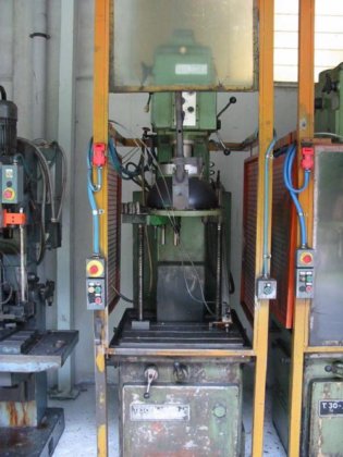 ZUCCA CIELO T 30 电动攻丝机放置在底座上