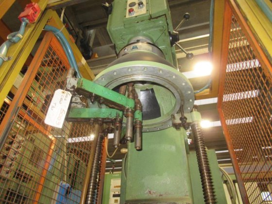 ZUCCA CIELO T 30 电动攻丝机放置在底座上