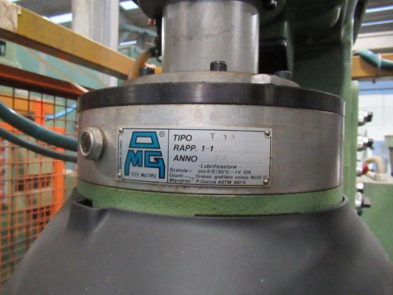 ZUCCA CIELO T 30 电动攻丝机放置在底座上