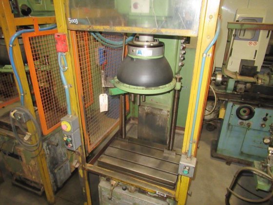 ZUCCA CIELO T 30 电动攻丝机放置在底座上