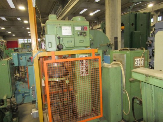 ZUCCA CIELO T 30 电动攻丝机放置在底座上