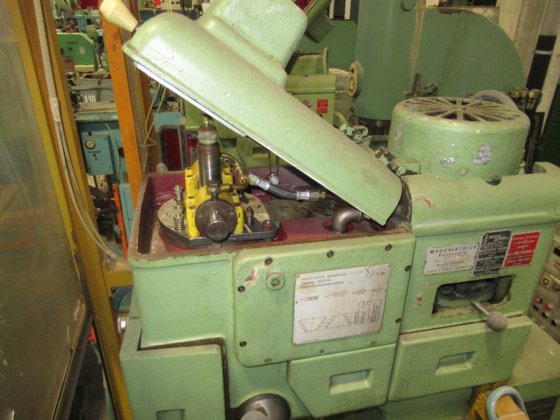 ZUCCA CIELO T 30 电动攻丝机放置在底座上