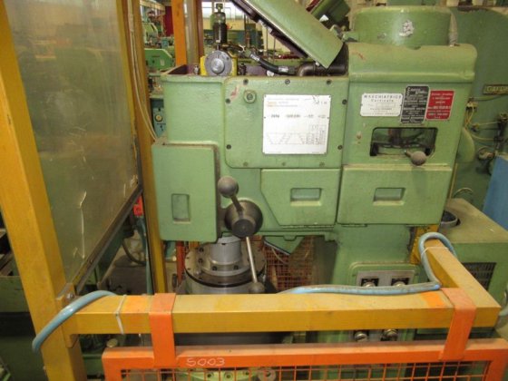 ZUCCA CIELO T 30 电动攻丝机放置在底座上