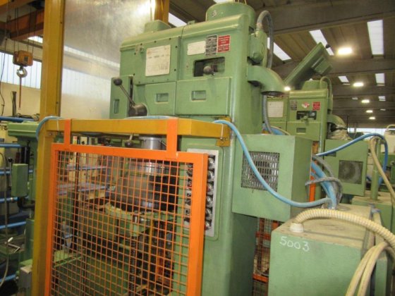 ZUCCA CIELO T 30 电动攻丝机放置在底座上