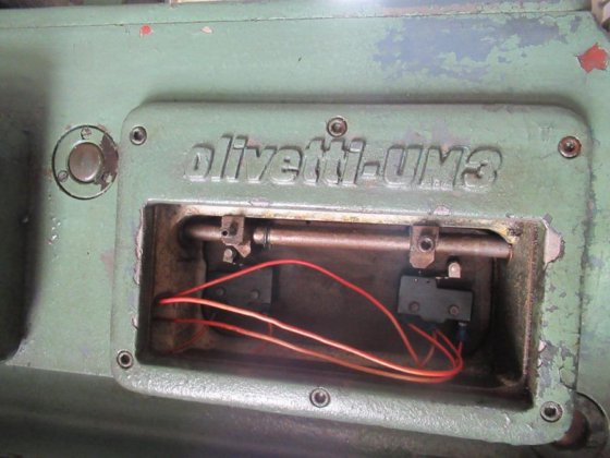 OLIVETTI UM 3 打孔机立柱