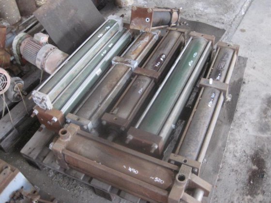 油圧シリンダ Pneumatic（空気圧）と油圧シリンダの異なるサイズ -