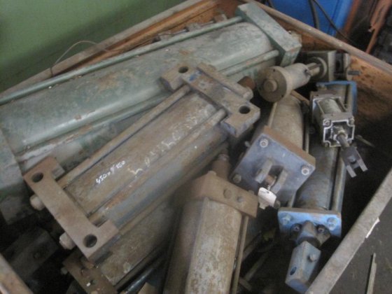 油圧シリンダ Pneumatic（空気圧）と油圧シリンダの異なるサイズ -