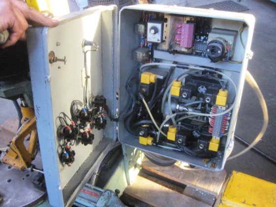 PAGLIARI 气动冲压机，带转台