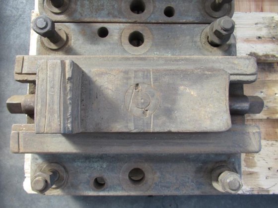 弯刀坦设置4批口夹具用于车床