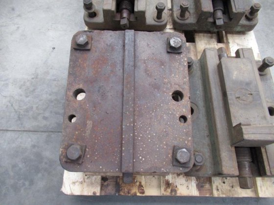 弯刀坦设置4批口夹具用于车床