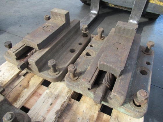 弯刀坦设置4批口夹具用于车床