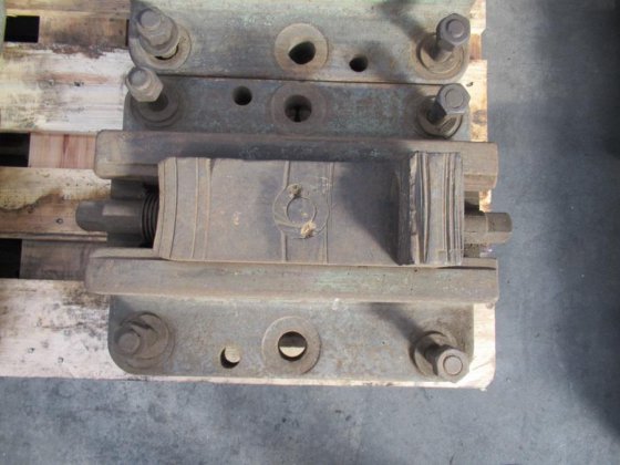 弯刀坦设置4批口夹具用于车床