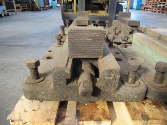 弯刀坦设置4批口夹具用于车床