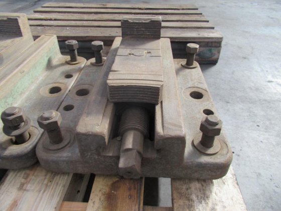 弯刀坦设置4批口夹具用于车床