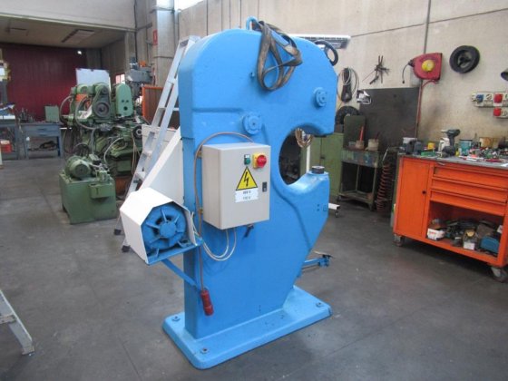 フェランド金属成形機