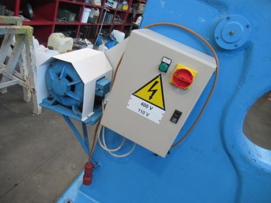 フェランド金属成形機