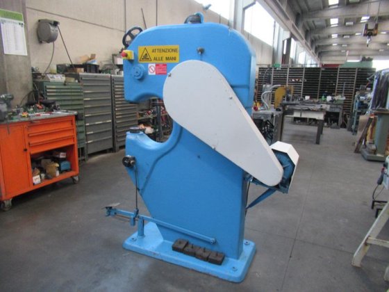 フェランド金属成形機