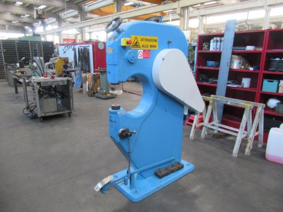 フェランド金属成形機