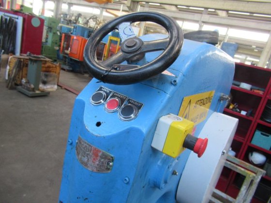 フェランド金属成形機