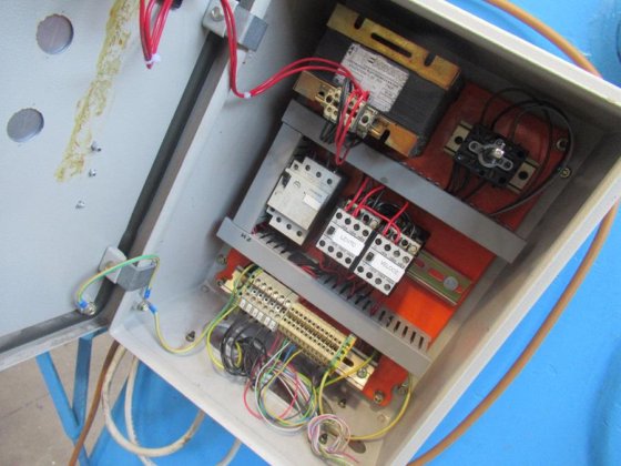 フェランド金属成形機