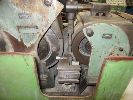 BSA 8号固定中心无心磨床