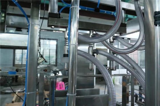 全自动 2000bph 三合一水洗、灌装和旋盖机