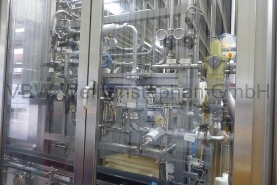 ボトル充填機とキャップ機