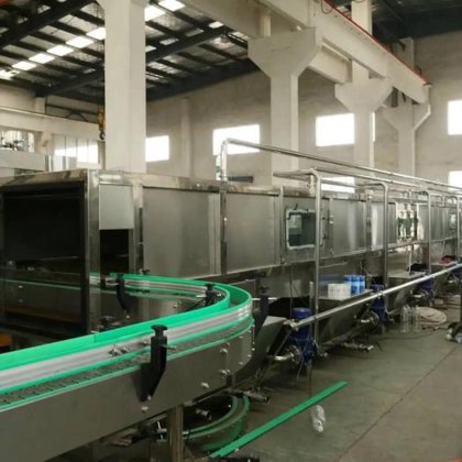 铝罐碳酸饮料贴标前的喷淋冷却通道