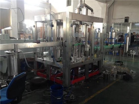 新型全自动旋转式辣椒油瓶灌装旋盖食用油灌装机，价格极具竞争力