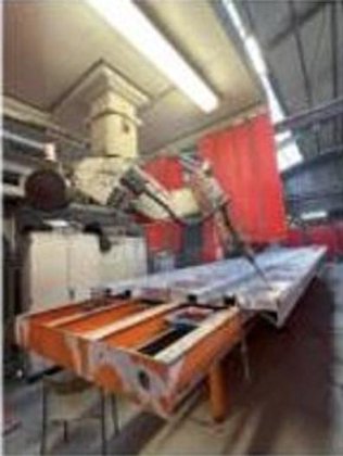 2005 年 IGM 机器人配备两台焊接机和提取系统