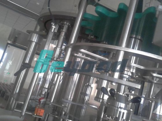 用于食用油的高效全自动旋转式辣椒油瓶灌装旋盖机，价格优惠